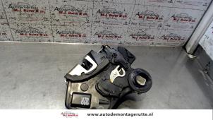 O84079 Gebruikte slotmechaniek portier 4deurs rechts-achter Toyota Avensis