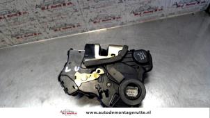 O83255 Gebruikte deurslot mechaniek 4deurs links-voor Toyota Avensis