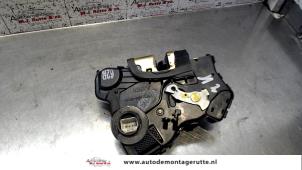O83842 Gebruikte deurslot mechaniek 4deurs rechts-voor Toyota Avensis