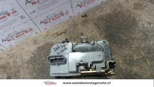 O83109 Gebruikte portierslot mechaniek 4deurs links-voor Peugeot 206