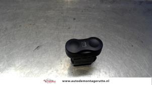 O106748 Gebruikte schakelaar achteruitverwarming Dacia Sandero