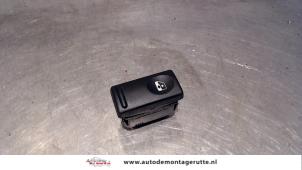 Gebruikte Ruit schakelaar elektrisch Renault Master III (FD/HD) 1.9 dCi Prijs op aanvraag aangeboden door Autodemontage M.J. Rutte B.V.
