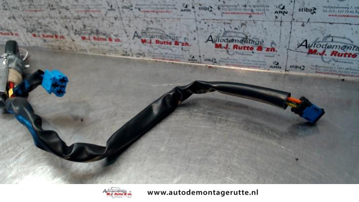 Kontaktslot+Sleutel van een Peugeot 206 (2A/C/H/J/S) 1.4 XR,XS,XT,Gentry 2002
