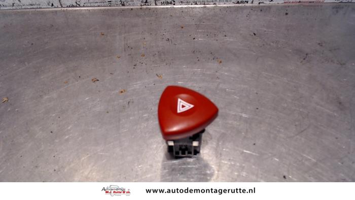 Paniekverlichtings Schakelaar van een Opel Movano (4A1; 4A2; 4B2; 4B3; 4C2; 4C3) 2.5 CDTI 16V DPF 2008