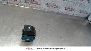 O107414 Gebruikte schakelaar elektrisch raam Fiat Doblo