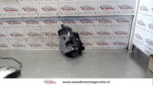 O82902 Gebruikte slotmechaniek portier 4deurs links-voor Opel Vectra