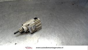 O110566 Gebruikte remlicht schakelaar Volkswagen Transporter