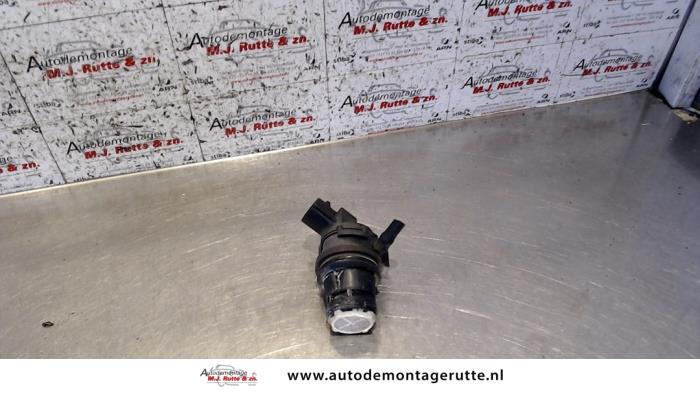 Ruitensproeierpomp voor van een Toyota Yaris II (P9) 1.0 12V VVT-i 2007