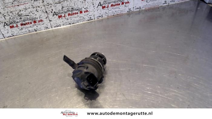 Ruitensproeierpomp voor van een Toyota Yaris II (P9) 1.0 12V VVT-i 2007