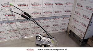 O83102 Gebruikte portierslot mechaniek 4deurs links-voor Peugeot 108