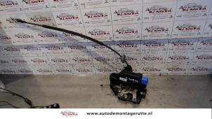 O82667 Gebruikte portierslot mechaniek 2deurs rechts Volkswagen Caddy