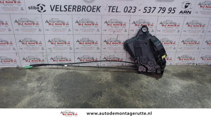 Portierslot Mechaniek 4Deurs links-voor van een Toyota Prius (NHW20) 1.5 16V 2005