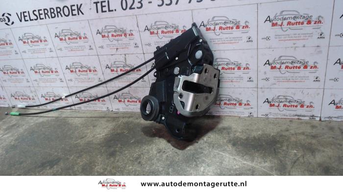 Portierslot Mechaniek 4Deurs links-voor van een Toyota Prius (NHW20) 1.5 16V 2005