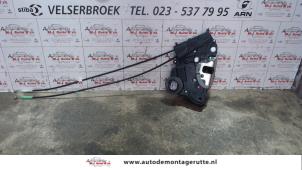 O83263 Gebruikte slotmechaniek portier 4deurs links-voor Toyota Prius