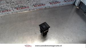 O106733 Gebruikte schakelaar achteruitverwarming Volkswagen Transporter