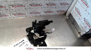 O91718 Gebruikte achterklep slotmechaniek Mazda 3.