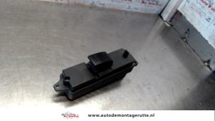 O107463 Gebruikte schakelaar elektrisch raam Mazda 3.