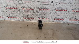 O107497 Gebruikte schakelaar elektrisch raam Hyundai Matrix