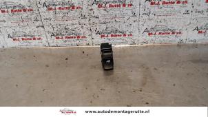 O107496 Gebruikte schakelaar elektrisch raam Hyundai Matrix