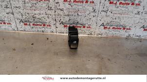 O107495 Gebruikte schakelaar elektrisch raam Hyundai Matrix