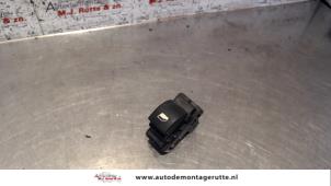 O107897 Gebruikte schakelaar elektrisch raam Peugeot 308