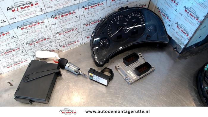 Gebruikte Kontaktslot + computer Opel Corsa C (F08/68) 1.4 16V Twin Port Prijs op aanvraag aangeboden door Autodemontage M.J. Rutte B.V.