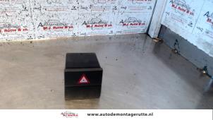 O104116 Gebruikte paniekverlichtings schakelaar Opel Meriva