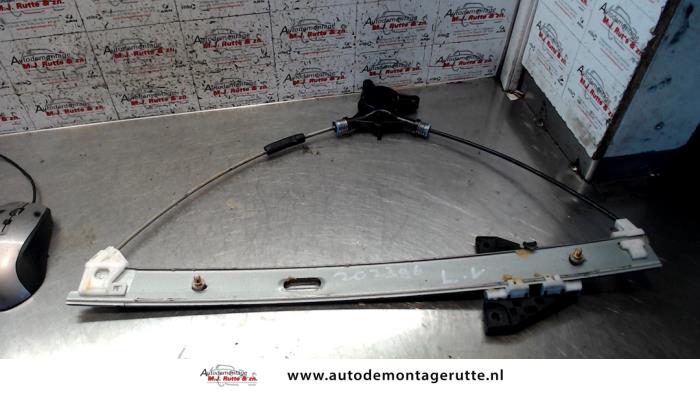 Gebruikte Raammechaniek 4Deurs links-voor Mazda 3. O78157