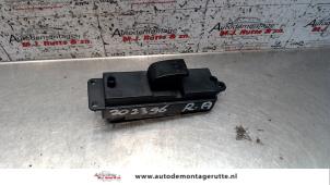 O107464 Gebruikte schakelaar elektrisch raam Mazda 3.