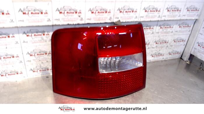 Achterlicht links van een Audi Allroad (C5) 2.7 T 30V 2002