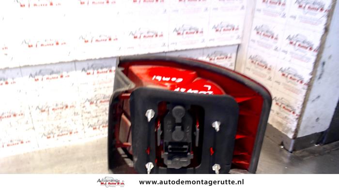 Achterlicht links van een Audi Allroad (C5) 2.7 T 30V 2002