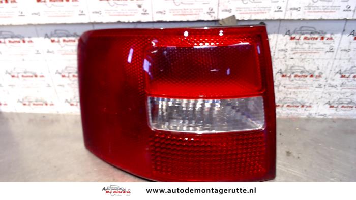 Achterlicht links van een Audi Allroad (C5) 2.7 T 30V 2002