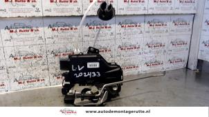 O82809 Gebruikte portierslot mechaniek 4deurs links-voor Audi A4