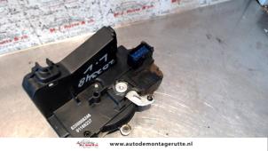 O82456 Gebruikte portierslot mechaniek 2deurs links Nissan Primastar