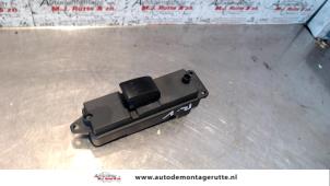 O107469 Gebruikte schakelaar elektrisch raam Mazda 3.