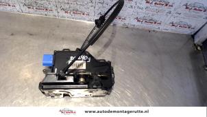 O90683 Gebruikte portiervergrendelings motor Skoda Octavia