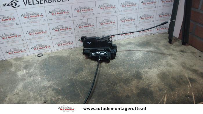 Deurslot Mechaniek 2Deurs rechts van een Renault Clio III (BR/CR) 1.2 16V 75 2005