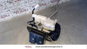 O91715 Gebruikte slotmechaniek achterklep Mazda 2.