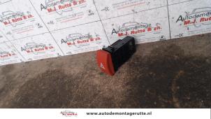 Gebruikte Paniekverlichtings Schakelaar Kia Picanto (BA) 1.1 12V Prijs op aanvraag aangeboden door Autodemontage M.J. Rutte B.V.