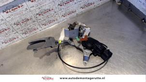 O83505 Gebruikte portierslot mechaniek 4deurs links-achter Toyota Aygo