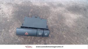 O104649 Gebruikte schakelaar paniekverlichting Toyota Prius