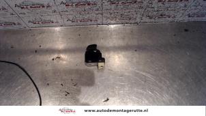 O107531 Gebruikte schakelaar elektrisch raam Hyundai Accent