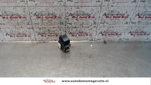 O108310 Gebruikte schakelaar elektrisch raam Toyota Prius