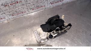 O82677 Gebruikte portierslot mechaniek 2deurs rechts Fiat Punto
