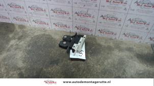 O92350 Gebruikte slotmechaniek achterdeur bus-bestel Nissan Primera
