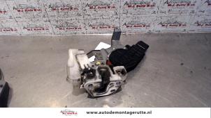 O83428 Gebruikte slotmechaniek portier 4deurs links-achter Peugeot 107