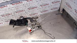 O83116 Gebruikte slotmechaniek portier 4deurs links-voor Peugeot 107