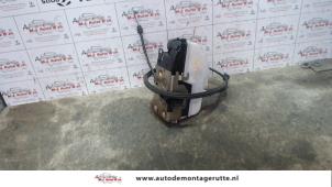O82487 Gebruikte portierslot mechaniek 2deurs links Citroen C2