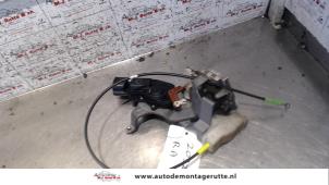 O84087 Gebruikte slotmechaniek portier 4deurs rechts-achter Toyota Aygo