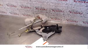 O82551 Gebruikte deurslot mechaniek 2deurs links Daihatsu Copen
